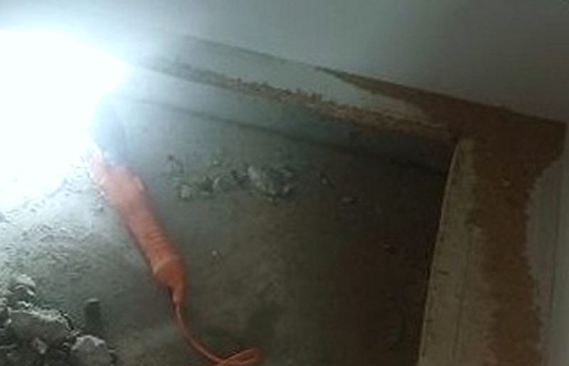 하부장 바닥 판을 들어내고 조명을 비춘 슬래브 굴착 부위